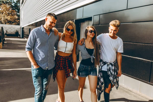 Grupo de amigos con estilo, chicas y chicos caminan juntos en la ciudad —  Fotos de Stock