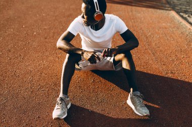 Genç atletik Afrikalı Amerikalı yoğun egzersizden sonra gevşiyor