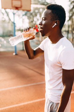 Genç atletik Afrikalı Amerikalı yoğun bir egzersizden sonra rahatlıyor.