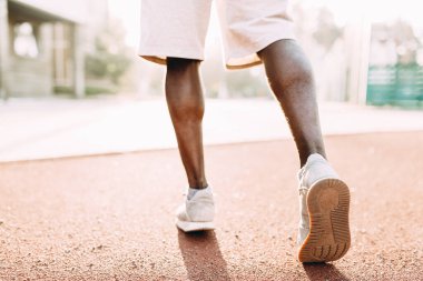 Spor adamı koşuyor ya da sabah erkenden stadyumda egzersiz yapıyor.