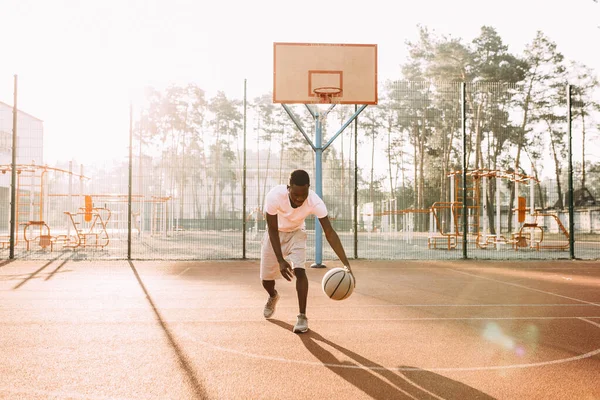 아프리카의 강대 한 청소년 스포츠 인들 이 야외에서 농구를 하기 위해 경기장 안에 있다. — 스톡 사진