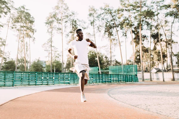 Jeune jogging matinal afro-américain sportif au stade du parc — Photo