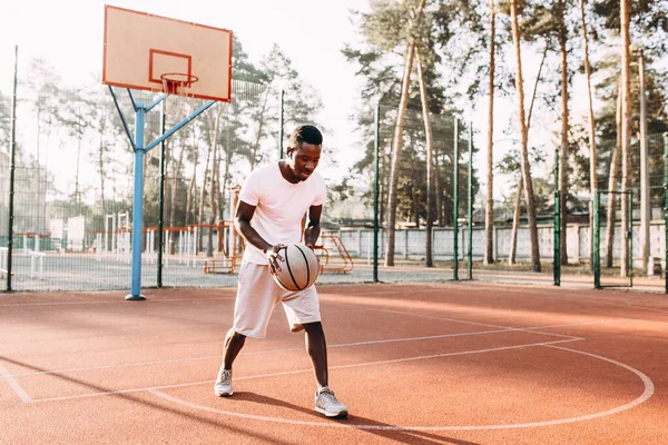 Forti giovani sportivi africani allo stadio all'aria aperta per giocare a basket . — Foto Stock