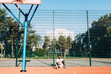 Güçlü bir Afro-Amerikalı, kulaklıkla müzik dinledikten sonra dinlenir.