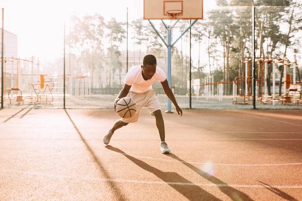 Forti giovani sportivi africani allo stadio all'aria aperta per giocare a basket . — Foto Stock