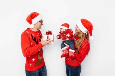 Mutlu aile, baba ve küçük bebek, Noel 'i kutlayın ve...