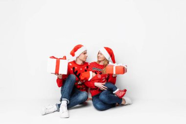 Mutlu aile, baba, anne ve bebek, Noel 'i kutlayın, oturun