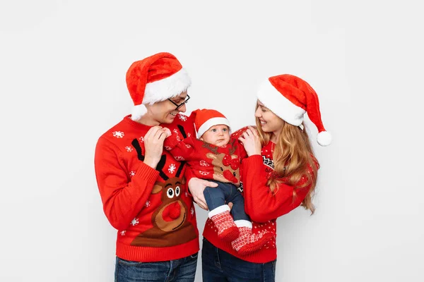 Glückliche Familie in Weihnachtsmützen, Mama Papa und kleines Baby feiern Weihnachten — Stockfoto