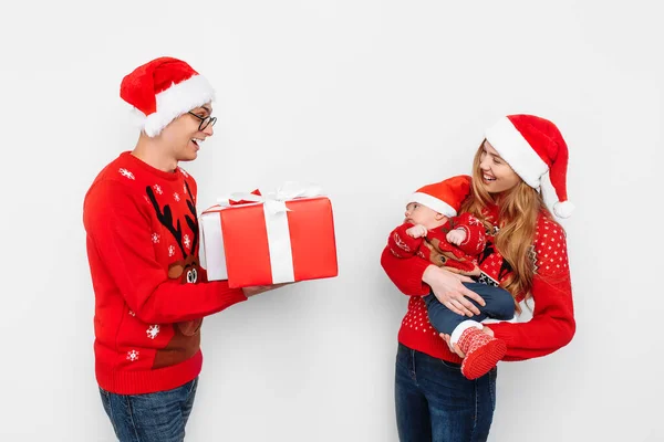 Szczęśliwa rodzina, tata mama i małe dziecko, świętować Boże Narodzenie i dać prezenty, na białym tle — Zdjęcie stockowe