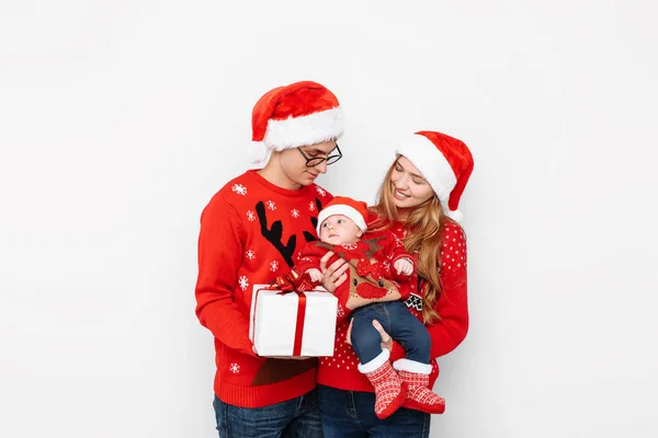 Glückliche Familie, Mama, Papa und kleines Baby mit Weihnachtsgeschenken isol — Stockfoto