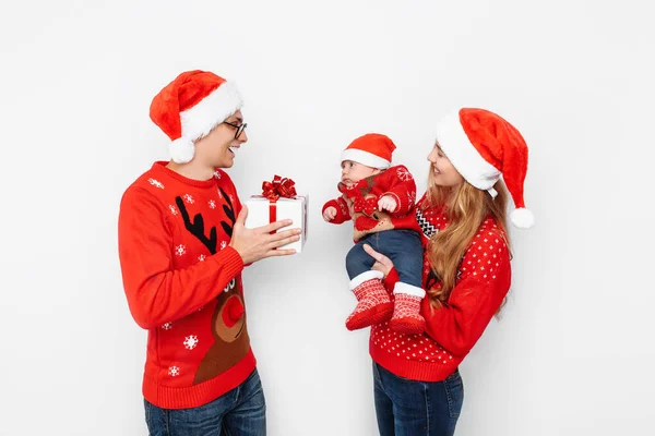 Glückliche Familie, Papa Mama und kleines Baby, feiern Weihnachten und g — Stockfoto