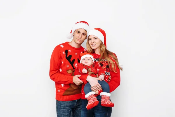 Szczęśliwa rodzina w Santa kapelusze, mama tata i małe dziecko świętować Boże Narodzenie — Zdjęcie stockowe