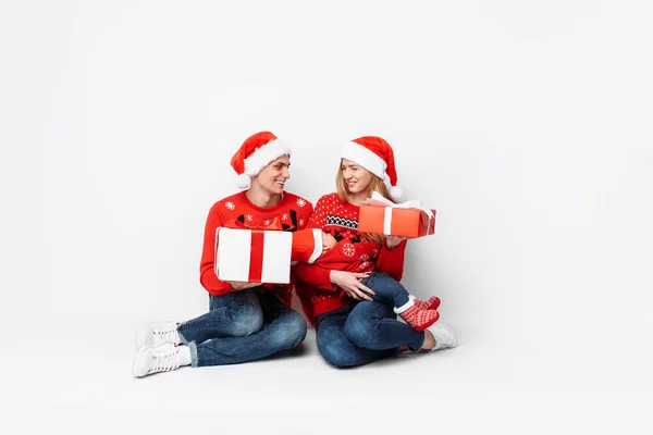 Feliz família amorosa, pai, mãe e bebê, celebrar o Natal, sentar-se — Fotografia de Stock