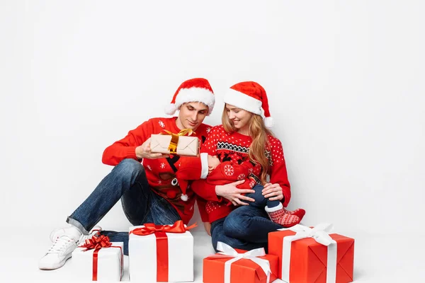 Gelukkig liefdevolle familie, vader, moeder en baby, vieren Kerstmis, zitten — Stockfoto