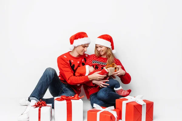 Szczęśliwa kochająca rodzina, tata, mama i dziecko, świętować Boże Narodzenie, siedzi na białym tle — Zdjęcie stockowe