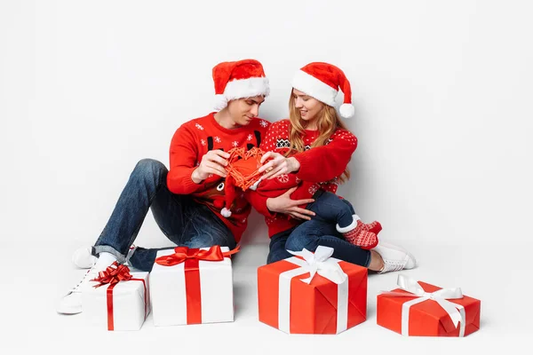 Szczęśliwa kochająca rodzina, tata, mama i dziecko, świętować Boże Narodzenie, siedzi na białym tle — Zdjęcie stockowe