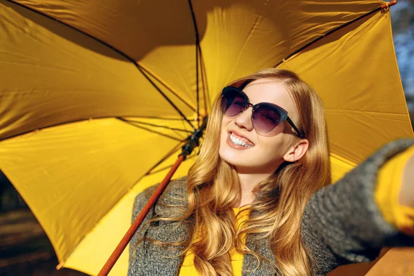 Felice ragazza prende selfie al telefono in autunno Parco — Foto Stock