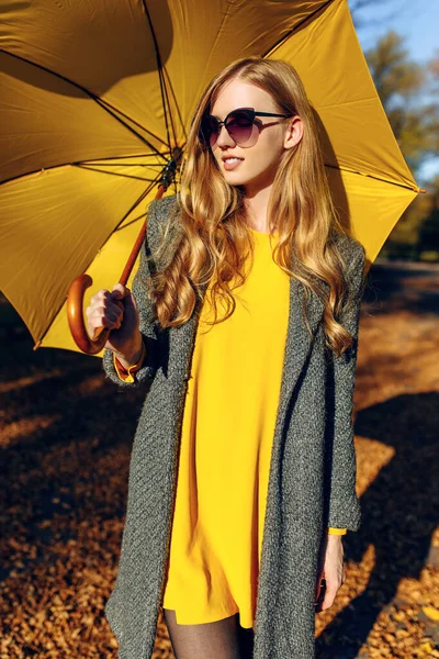 Schönes Mädchen posiert im Herbst Park mit orangefarbenen Blättern — Stockfoto