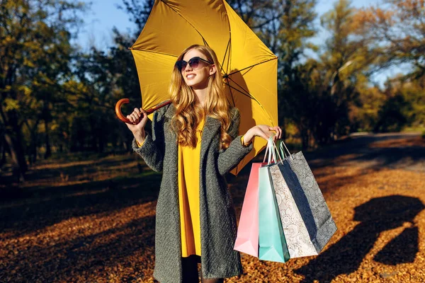 时尚漂亮的年轻女子与购物。 秋风. — 图库照片