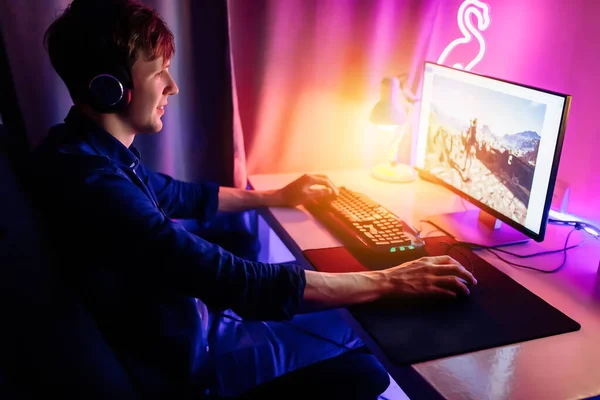 Egy Profi Játékos Játszik Online Videojátékok Első Személy Saját Számítógépén — Stock Fotó
