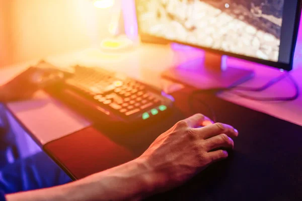 Nahaufnahme Der Hand Eines Spielers Auf Einer Computermaus Einer Person — Stockfoto