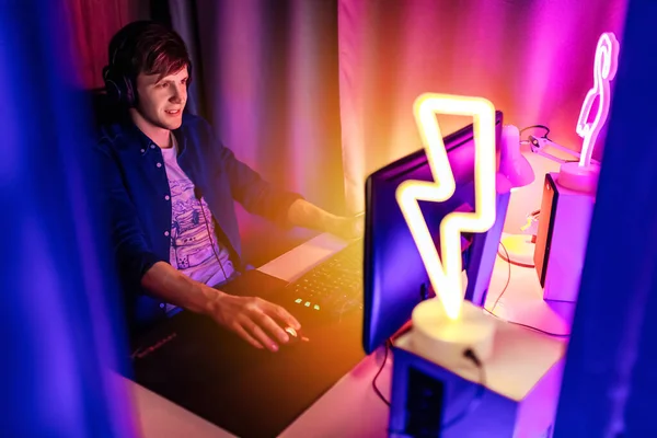 Kép Egy Szórakoztató Játékos Videojátékokat Játszik Számítógépen Fejhallgatóval Egy Színes — Stock Fotó