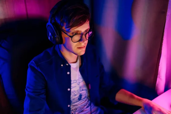 Egy Boldog Fiatal Játékos Szemüveggel Egy Headset Játszik Számítógépes Játékok — Stock Fotó