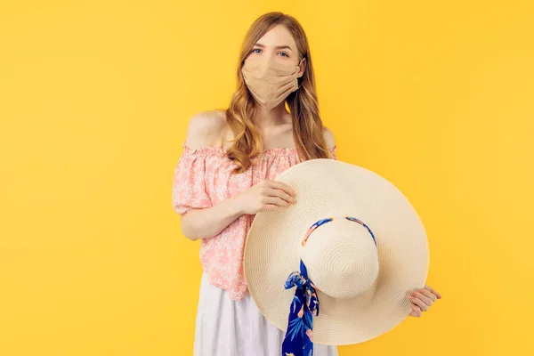 Una Atractiva Joven Feliz Con Sombrero Verano Las Manos Con — Foto de Stock