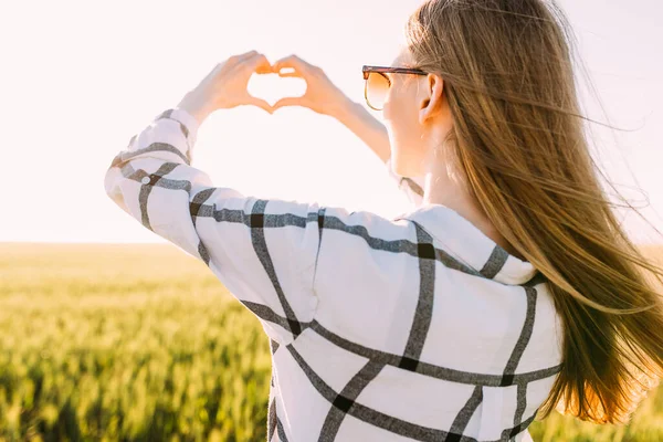 Una Mujer Romántica Camina Por Los Campos Trigo Dorado Muestra — Foto de Stock