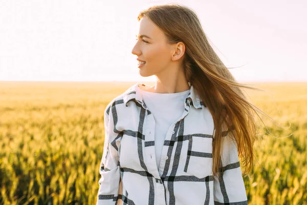 Uma Mulher Feliz Caminha Por Campo Trigo Pôr Sol — Fotografia de Stock