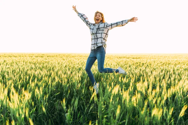 Χαρούμενη Ενθουσιασμένη Γυναίκα Πηδάει Στο Χρυσό Σιτάρι Χωράφι Σιτάρι — Φωτογραφία Αρχείου
