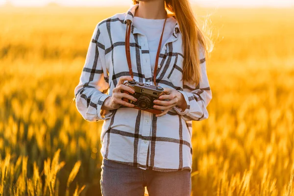 Приваблива Туристична Дівчина Фотоапаратом Фотографує Поле Золотої Пшениці Тлі Сонячного — стокове фото