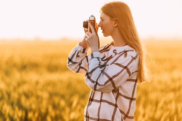 Ελκυστική Τουρίστρια Κοπέλα Μια Φωτογραφική Μηχανή Λήψη Φωτογραφιών Ένα Πεδίο — Φωτογραφία Αρχείου