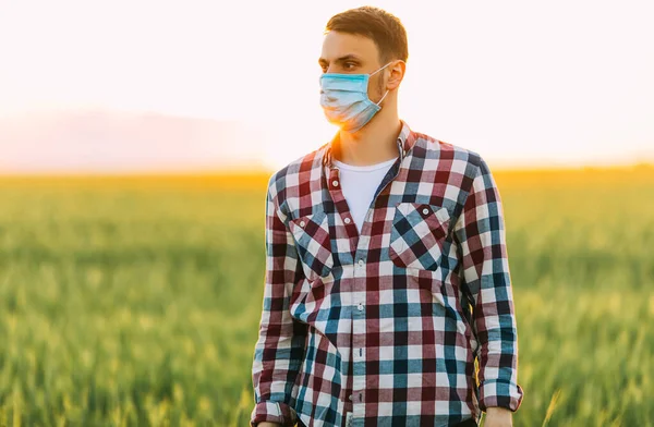 Ein Junger Mann Karierten Hemd Mit Einer Medizinischen Schutzmaske Gesicht — Stockfoto