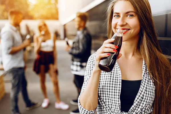 Zbliżenie Pięknej Brunetki Drinkiem Tle Grupa Przyjaciół Bawiących Się — Zdjęcie stockowe