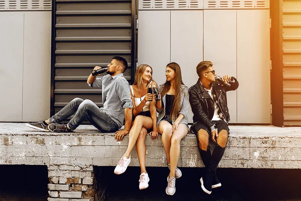 暑期派对 年轻的学生们放松 在玻璃瓶里喝酒 — 图库照片
