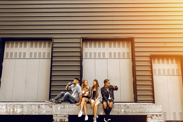年轻时尚的朋友们散步 学生们在城市的台阶上畅游 — 图库照片