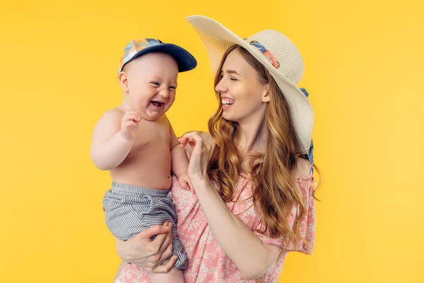 Feliz Joven Hermosa Madre Sombrero Verano Sosteniendo Niño Pequeño Sobre — Foto de Stock