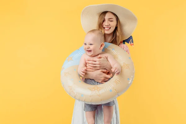 Una Feliz Joven Hermosa Madre Sombrero Verano Sostiene Niño Pequeño — Foto de Stock