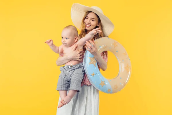 Una Feliz Joven Hermosa Madre Sombrero Verano Sostiene Niño Pequeño — Foto de Stock