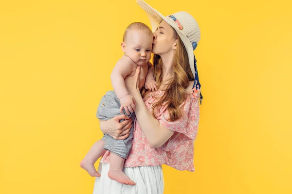 Sebuah Keluarga Bahagia Seorang Ibu Muda Yang Cantik Dalam Topi — Stok Foto