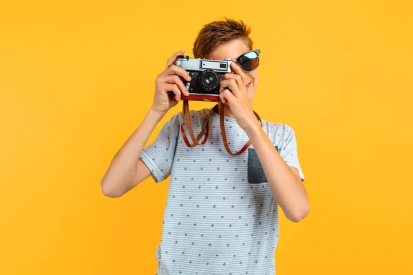 Happy Tersenyum Remaja Pria Kacamata Hitam Berdiri Dengan Kamera Pada — Stok Foto