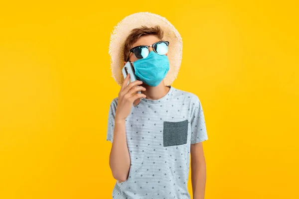 Tinédzser Nyári Kalapban Orvosi Védőmaszkkal Arcán Mobilon Beszél Izolált Sárga — Stock Fotó