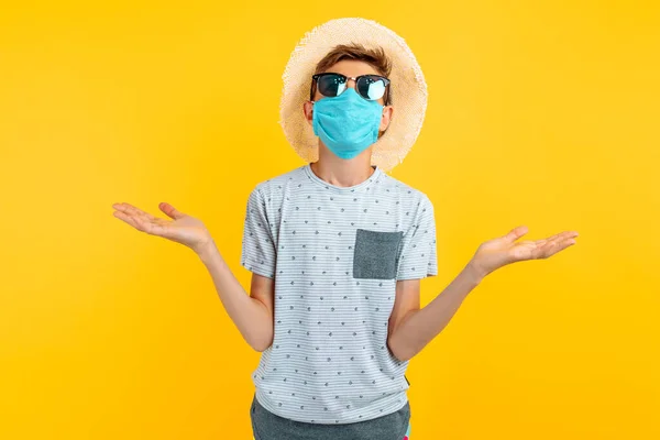 Unsicher Zweifelnder Teenager Einer Medizinischen Schutzmaske Auf Dem Gesicht Breitet — Stockfoto