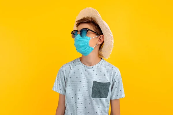 Teenager Mit Sommermütze Und Sonnenbrille Mit Einer Medizinischen Schutzmaske Gesicht — Stockfoto