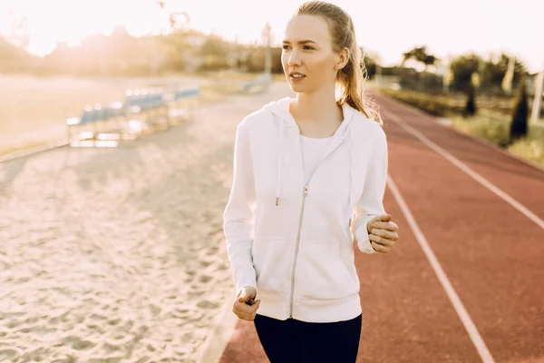 Atletische Jonge Vrouw Sportkleding Loopt Rond Het Stadion Bij Dageraad — Stockfoto