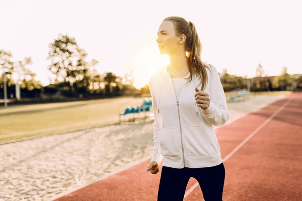 Atletische Jonge Vrouw Sportkleding Loopt Rond Het Stadion Bij Dageraad — Stockfoto