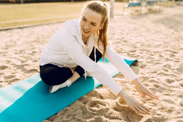 Een Mooie Atletische Vrouw Doet Een Stuk Een Run Frisse — Stockfoto