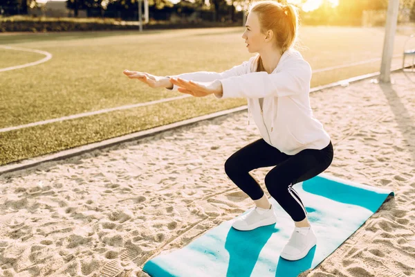 Een Jonge Atleet Sportkleding Doet Morgens Hurken Het Strand — Stockfoto