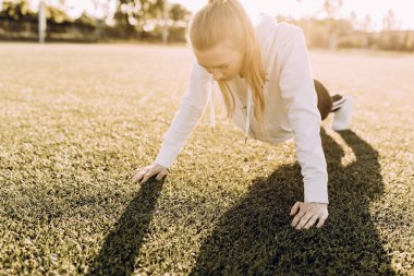 Çekici sporcu kadın temiz havada bir kalas yapıyor.